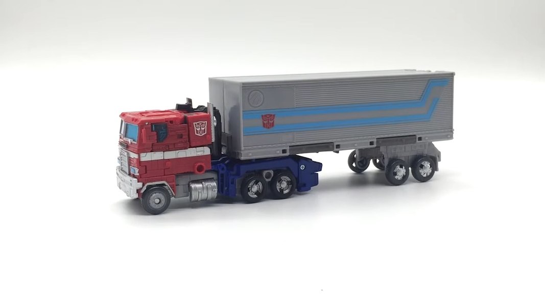 Video Review   Transformers Earthrise Optimus Prime With Screencaps 07 (7 of 39)